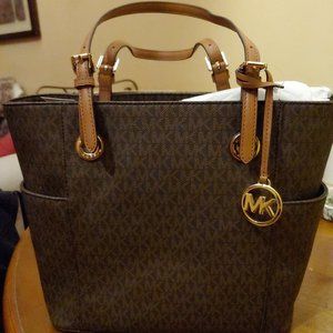 Michael Kors Lgo Jet Set Travel Carryall Tote